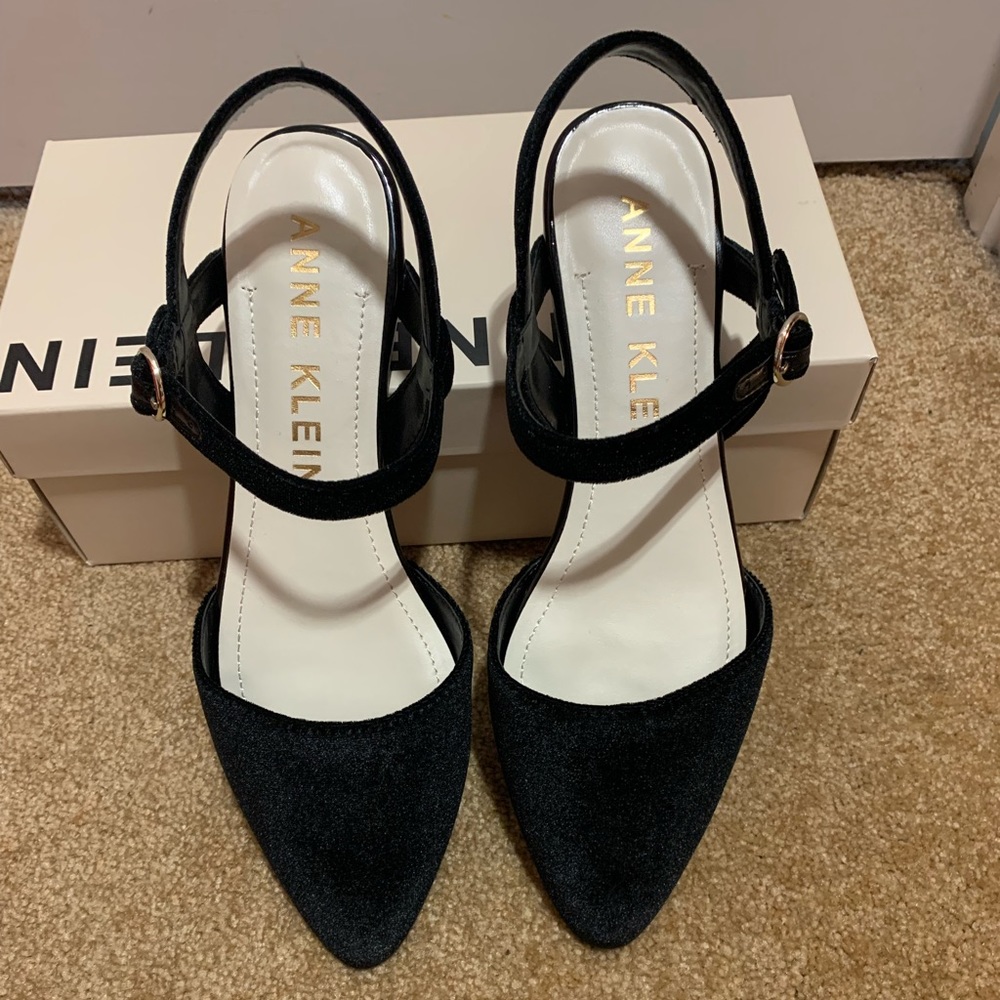 Anne Klein Akodell shoes. Size 8.5 in black velvet